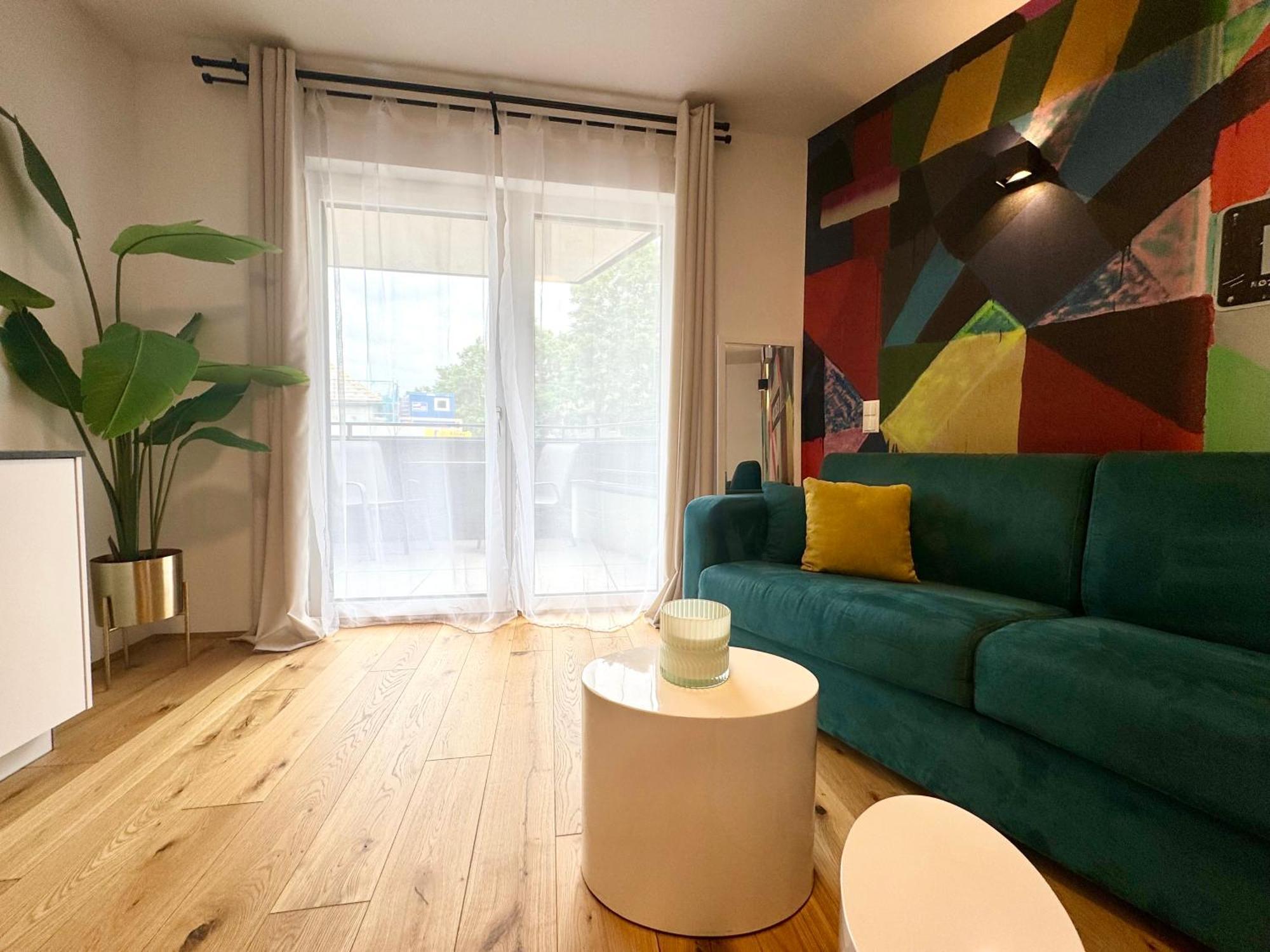 Apartment Mit Balkon *