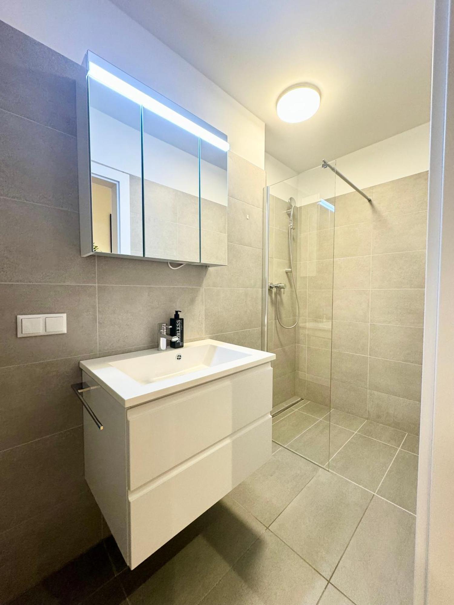 Apartment Mit Balkon